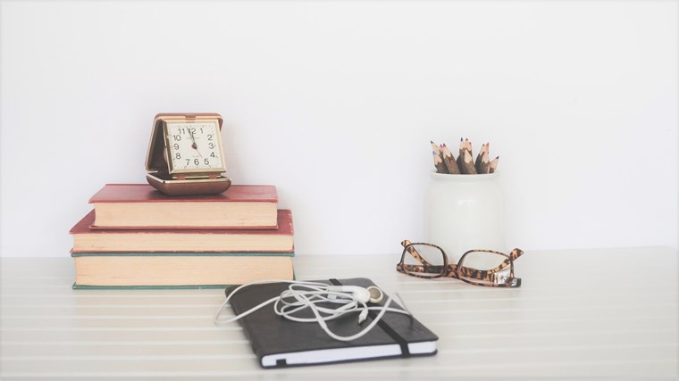 画像に alt 属性が指定されていません。ファイル名: book-and-headphone.jpg