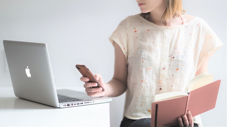 画像に alt 属性が指定されていません。ファイル名: woman-holding-book-and-phone.jpg